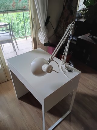 Escritorio Ikea MICKE + Lámpara TERTIA