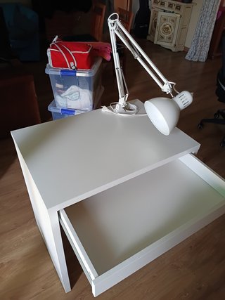 Escritorio Ikea MICKE + Lámpara TERTIA