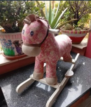 Caballito balancín rosa estampado