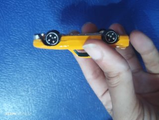 Coche de juguete amarillo