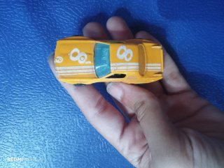 Coche de juguete amarillo