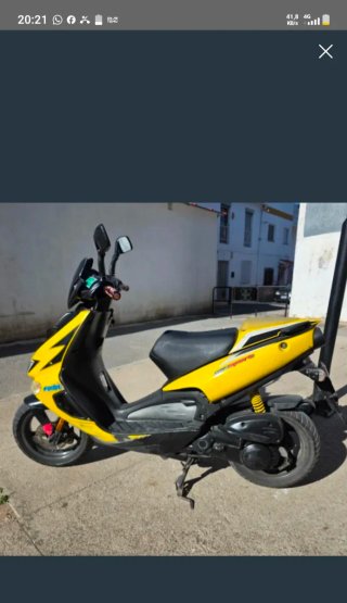 Moto Aprilia Scooter Amarilla y Negra