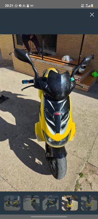 Moto Aprilia Scooter Amarilla y Negra