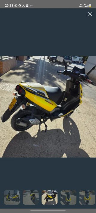 Moto Aprilia Scooter Amarilla y Negra