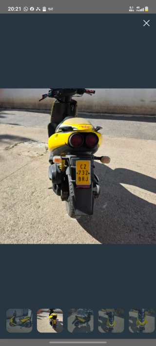 Moto Aprilia Scooter Amarilla y Negra