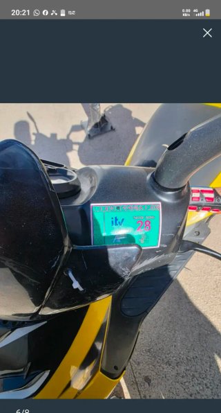 Moto Aprilia Scooter Amarilla y Negra