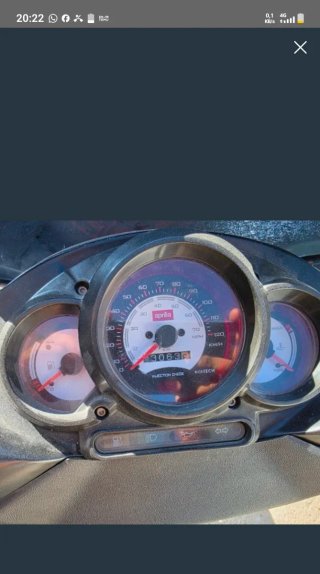 Moto Aprilia Scooter Amarilla y Negra