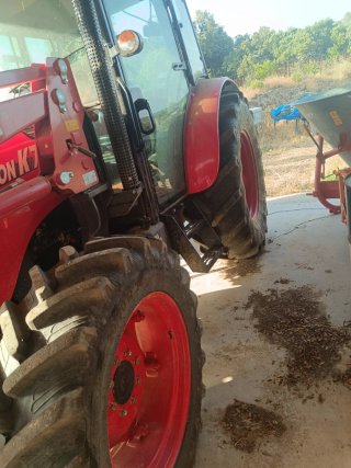 Tractor Branson K7 con pala