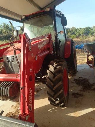 Tractor Branson K7 con pala