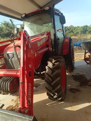 Tractor Branson K7 con pala