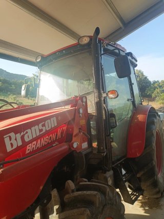 Tractor Branson K7 con pala