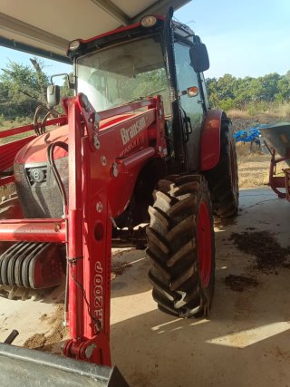 Tractor Branson K7 con pala