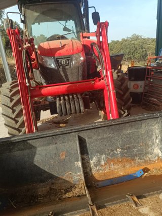 Tractor Branson K7 con pala
