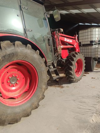 Tractor Branson K7 con pala