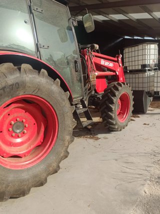 Tractor Branson K7 con pala