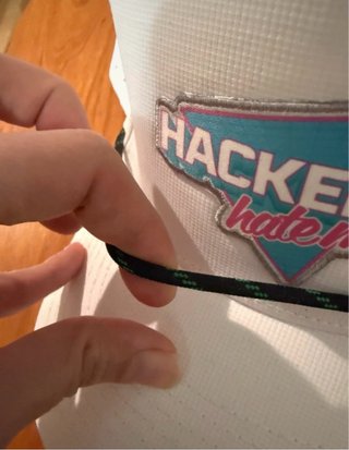Gorra única “Hackers hate me” multicolor