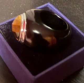 Anillo Negro y Dorado con Piedra