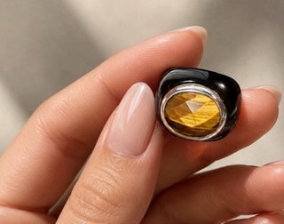 Anillo Negro y Dorado con Piedra