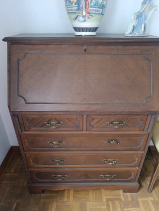 Mueble secreto de madera antiguo