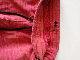 Pantaloncini rossi con zip laterali