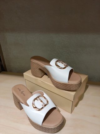 Sandali donna bianche con fibbia oro Tg 38