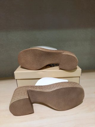 Sandali donna bianche con fibbia oro Tg 38