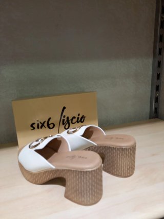 Sandali donna bianche con fibbia oro Tg 38
