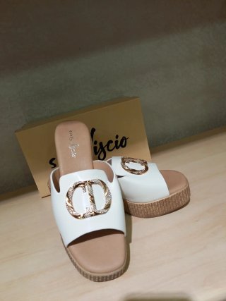 Sandali donna bianche con fibbia oro Tg 38