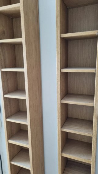 Estanterías de madera marrones