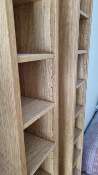 Estanterías de madera marrones