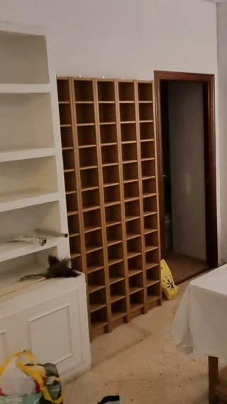Estanterías de madera marrones