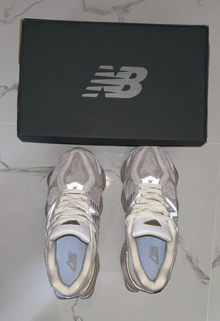 Zapatillas New Balance Beige y Gris