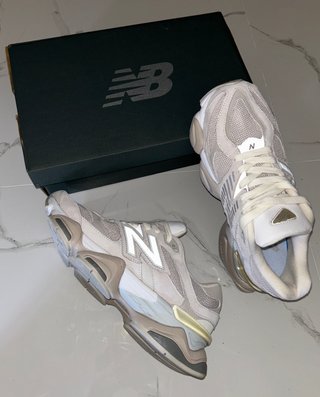 Zapatillas New Balance Beige y Gris