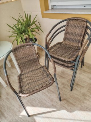 4 Sillas Bistro Acero/Rattan Nuevas, sin uso