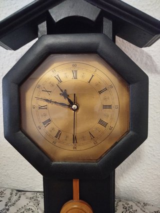 Reloj de pared con péndulo