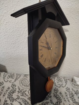 Reloj de pared con péndulo