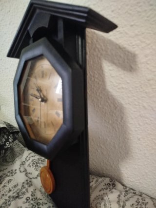 Reloj de pared con péndulo