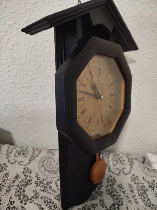 Reloj de pared con péndulo