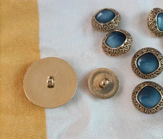 N 31 Bottoni dorati con inserto blu e marrone
