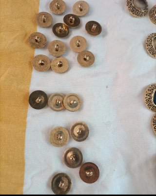 N 31 Bottoni dorati con inserto blu e marrone