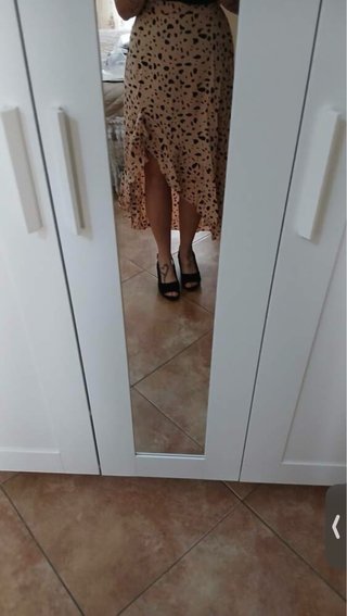 Falda asimétrica beige y negra