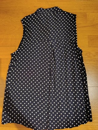 Blusa lunares sin mangas