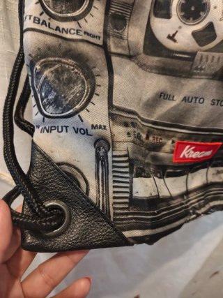Bolsa de cordón Kream boombox cassette retro negra