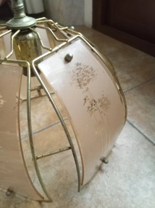 Lámparas colgantes vintage doradas y rosas