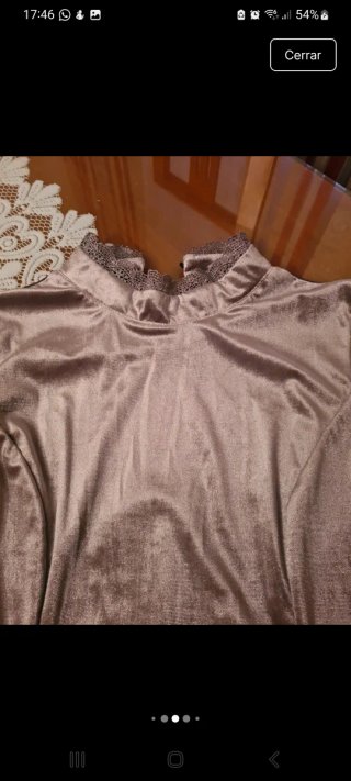 Top morado con mangas de tul