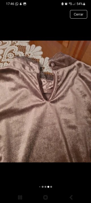 Top morado con mangas de tul