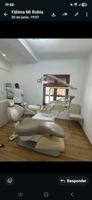 Equipo dental en funcionamiento pero con años.