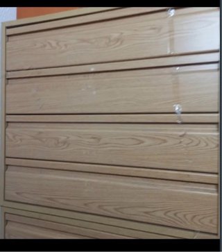 Cajonera de madera color beige y marrón