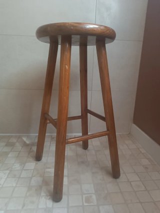 Taburete de madera rústico barnizado