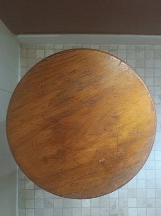 Taburete de madera rústico barnizado